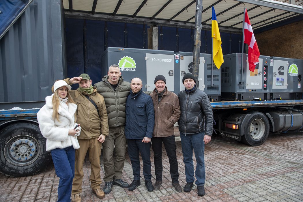 До Києва з Копенгагена надійшли три генератори та мобільна котельня