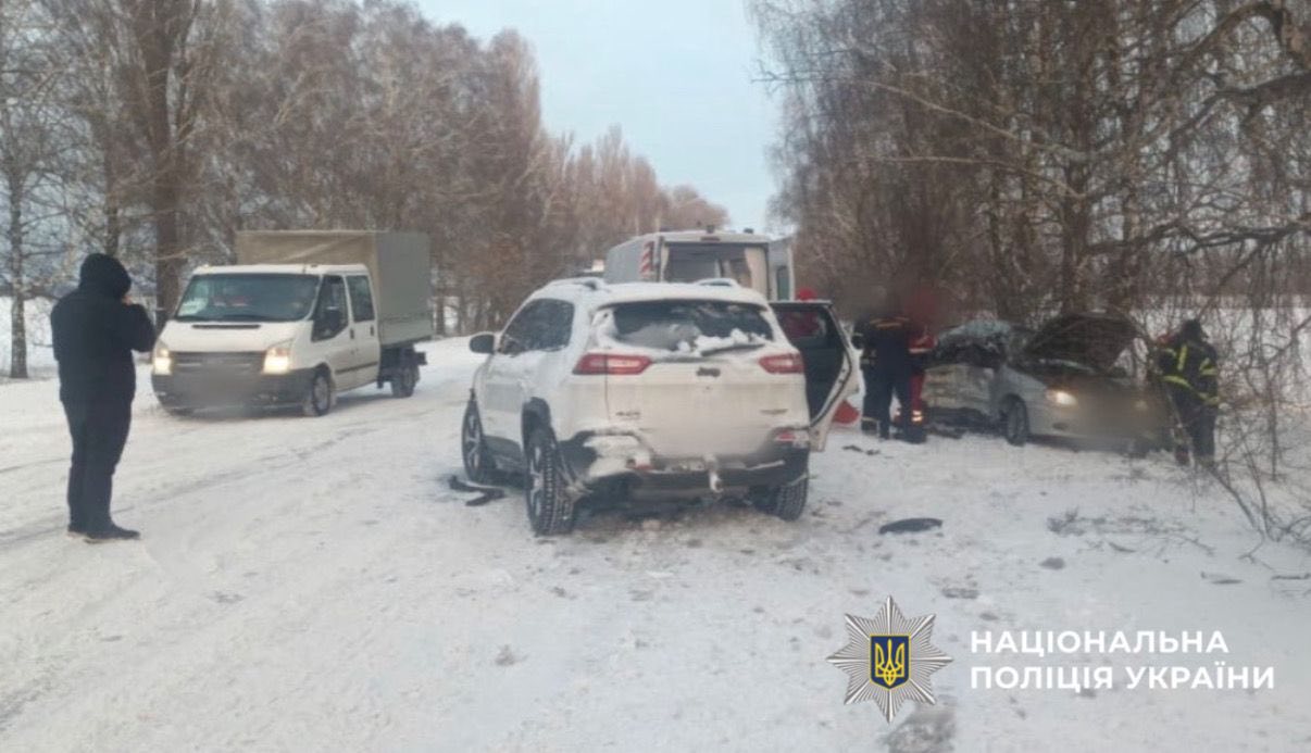 На Обухівщині в ДТП загинула пасажирка, водія госпіталізовано (фото)