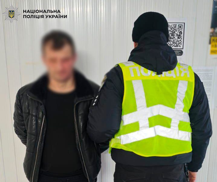 Столичні поліцейські затримали чоловіка, який запустив салют у Святошинському районі Столичні поліцейські затримали чоловіка, який запустив салют у Святошинському районі