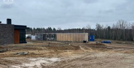 Столичного підприємця судитимуть за заволодіння півмільйоном гривень благодійників, які фінансували зведення модульних будинків (фото)