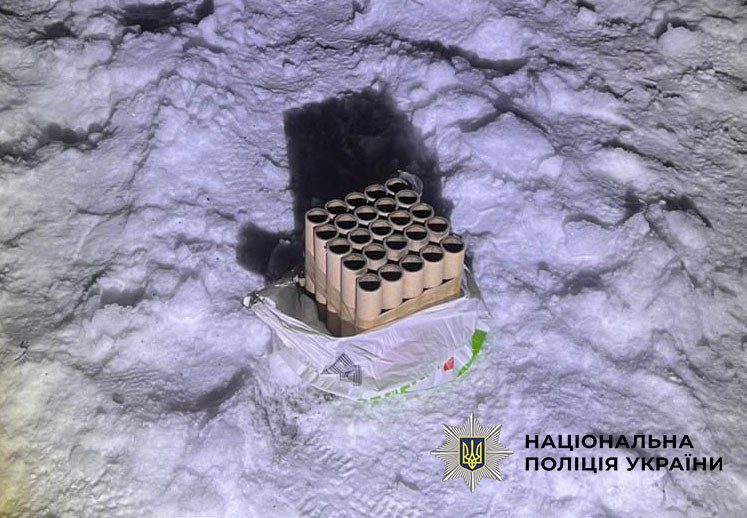 Столичні поліцейські затримали чоловіка, який запустив салют у Святошинському районі Столичні поліцейські затримали чоловіка, який запустив салют у Святошинському районі