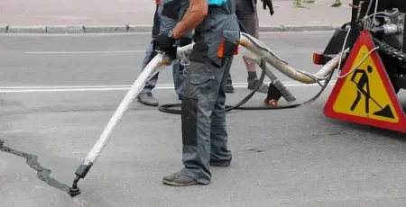 Нові Петрівці за 1,9 млн гривень замовляють ямковий ремонт доріг