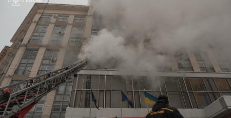 У центрі Києва при пожежі в готелі "Дніпро" евакуювали дитину та 56 дорослих