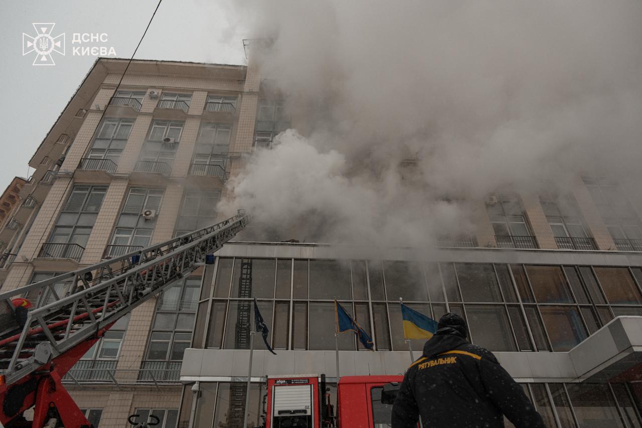 У центрі Києва при пожежі в готелі "Дніпро" евакуювали дитину та 56 дорослих