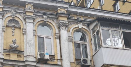 На столичному Подолі активісти зняли погруддя Пушкіна з історичної будівлі