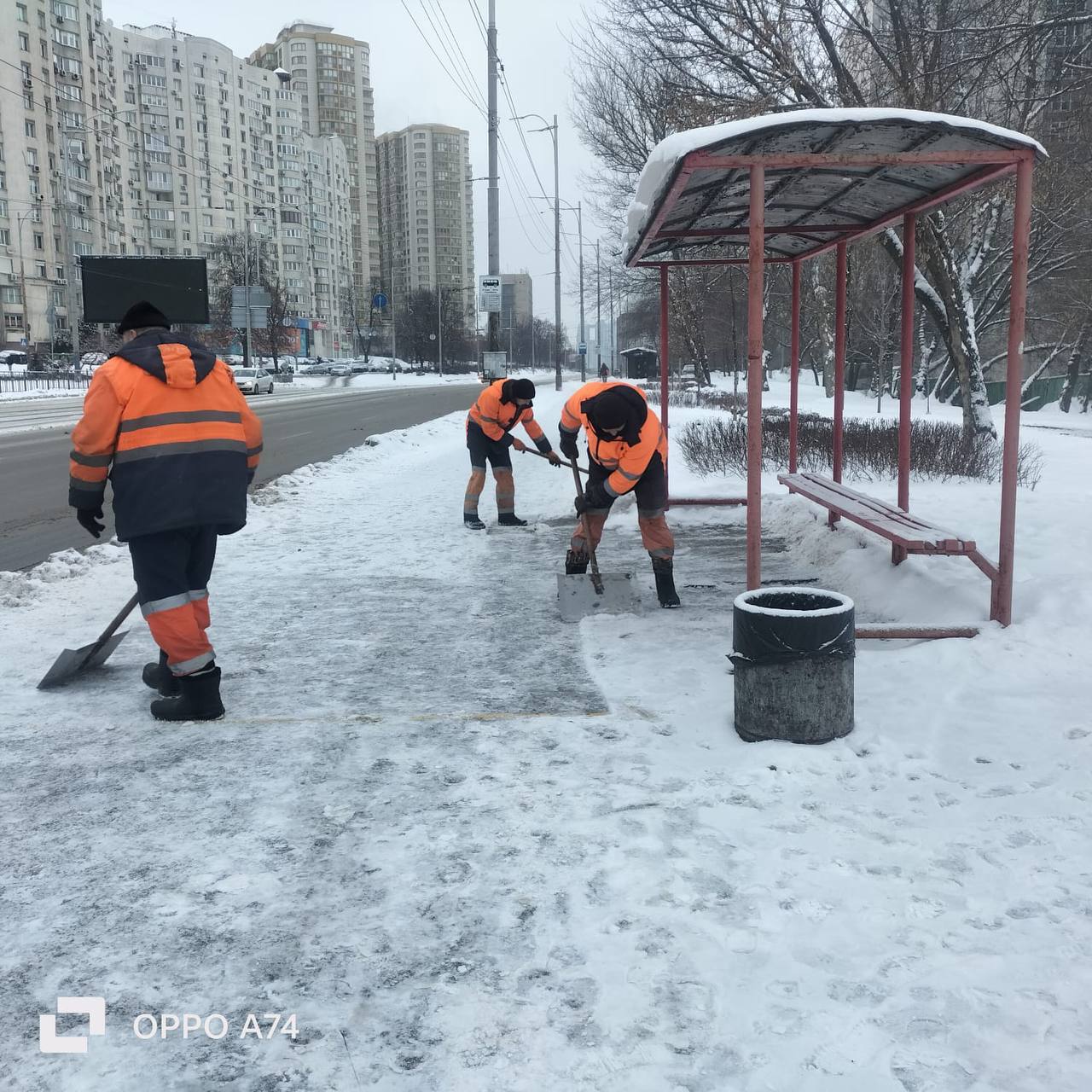 Дороги і тротуари Києва від снігу чистять три сотні одиниць спецтехніки