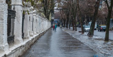У вівторок, 17 лютого, в Києві та області на дорогах очікується ожеледиця: поради водіям та пішоходам