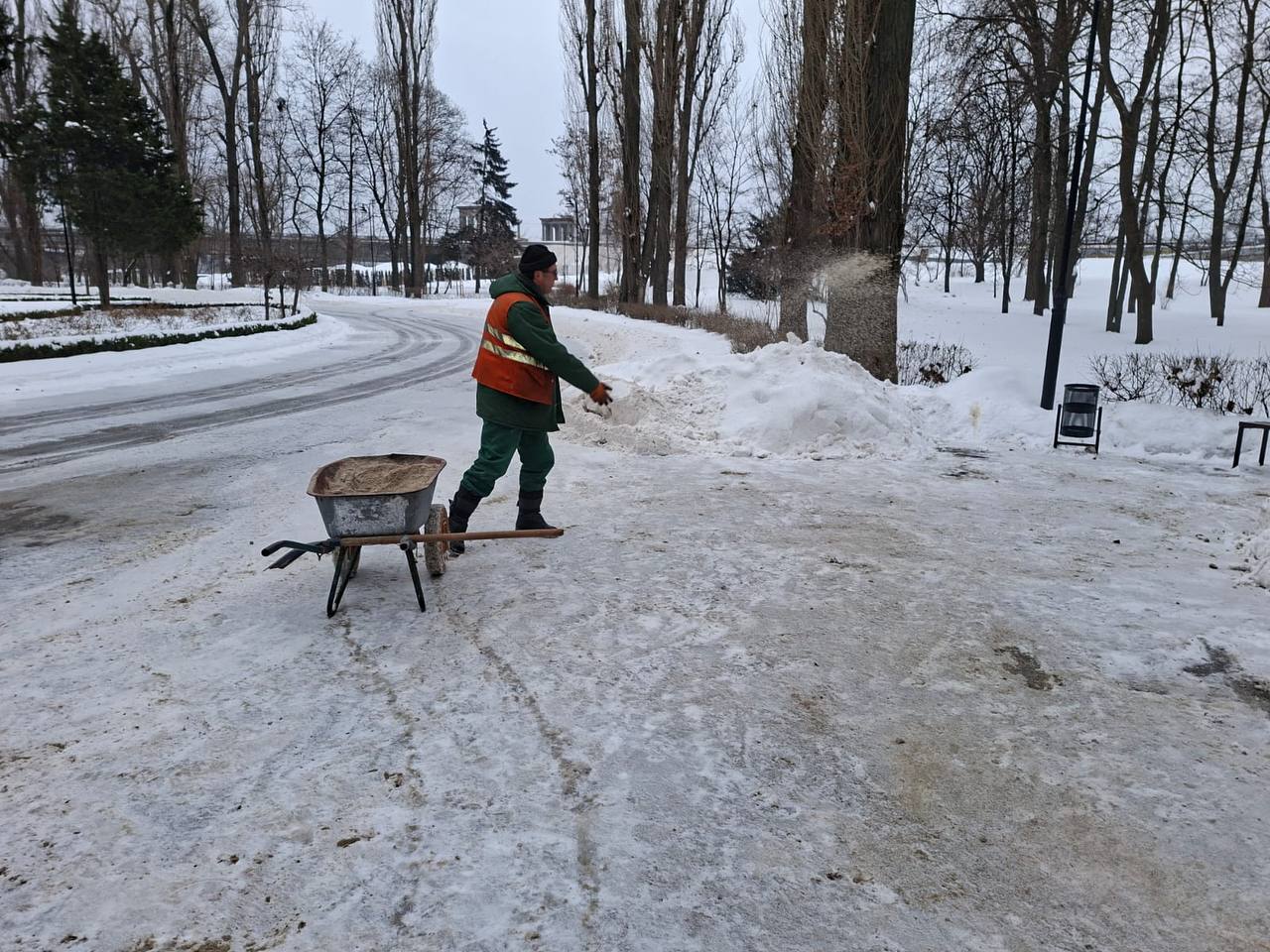 У Києві ожеледь: КМДА нагадує пішоходам про флікери при темноті, а водіям про безпечну дистанцію
