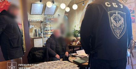 У Києві за підозрою у сприянні ухилянтам затримали депутата Почаївської міської ради
