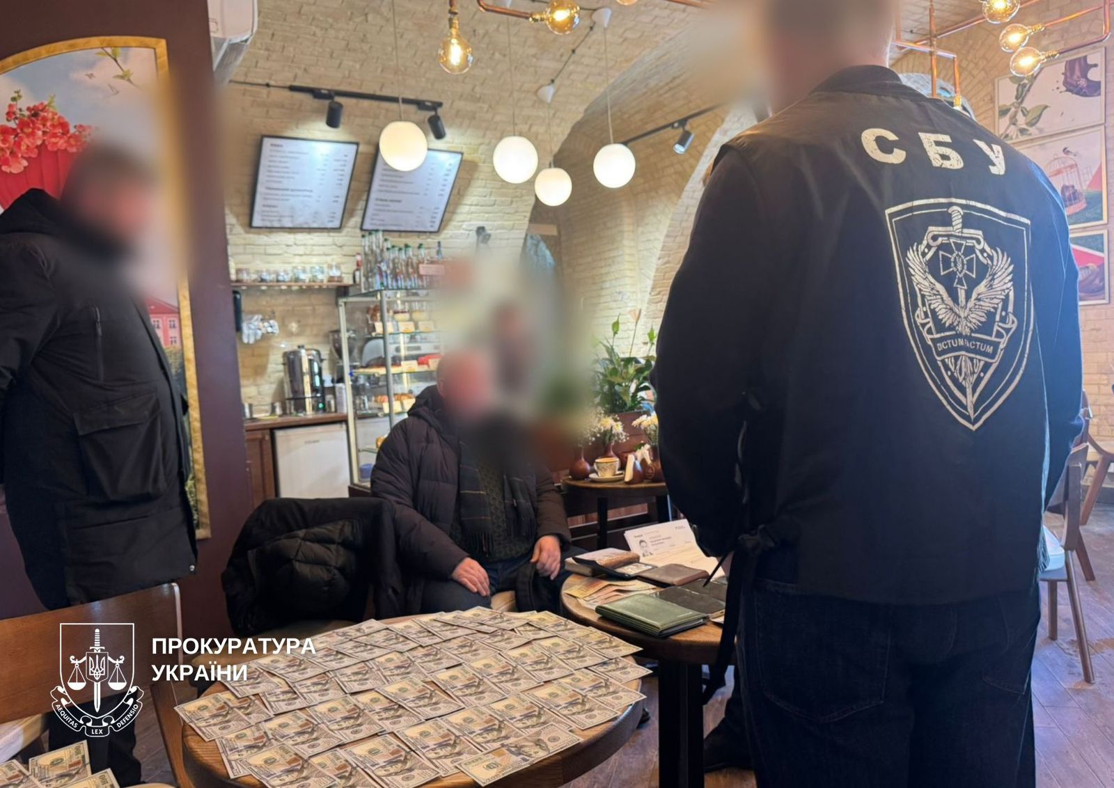 У Києві за підозрою у сприянні ухилянтам затримали депутата Почаївської міської ради
