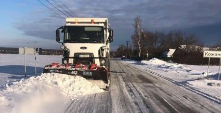 На Київщині до розчищення доріг та протиожеледної обробки залучено 213 одиниць спецтехніки та 269 працівників