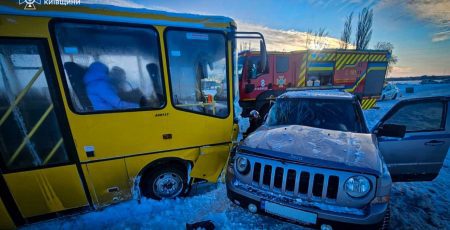 На Білоцерківщині джип зіткнувся зі шкільним автобусом - постраждали пасажири авто