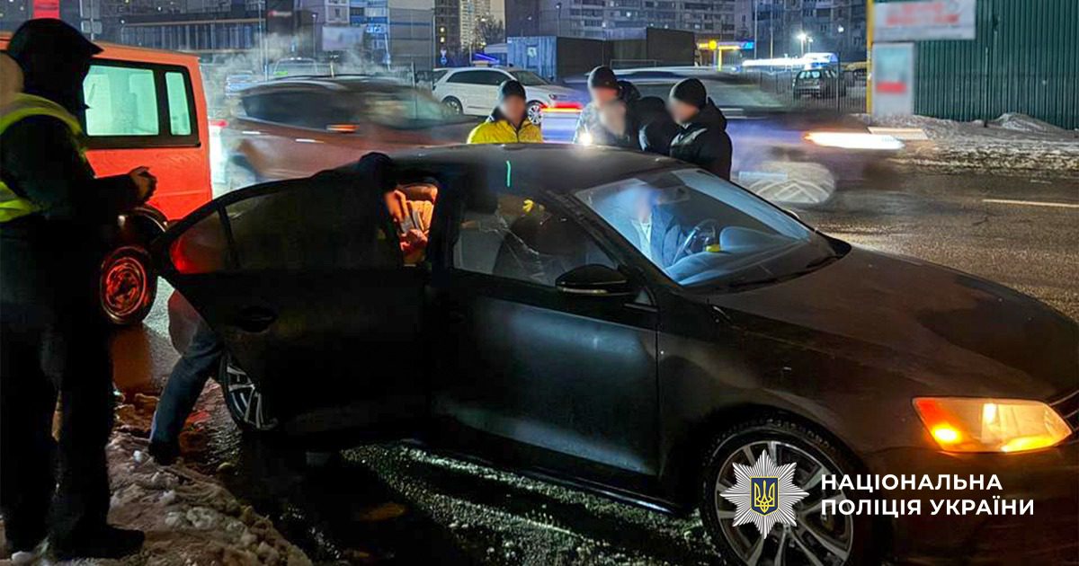 У Києві чоловік за 10 тисяч доларів організовував виїзд ухилянтів у складі футбольної команди