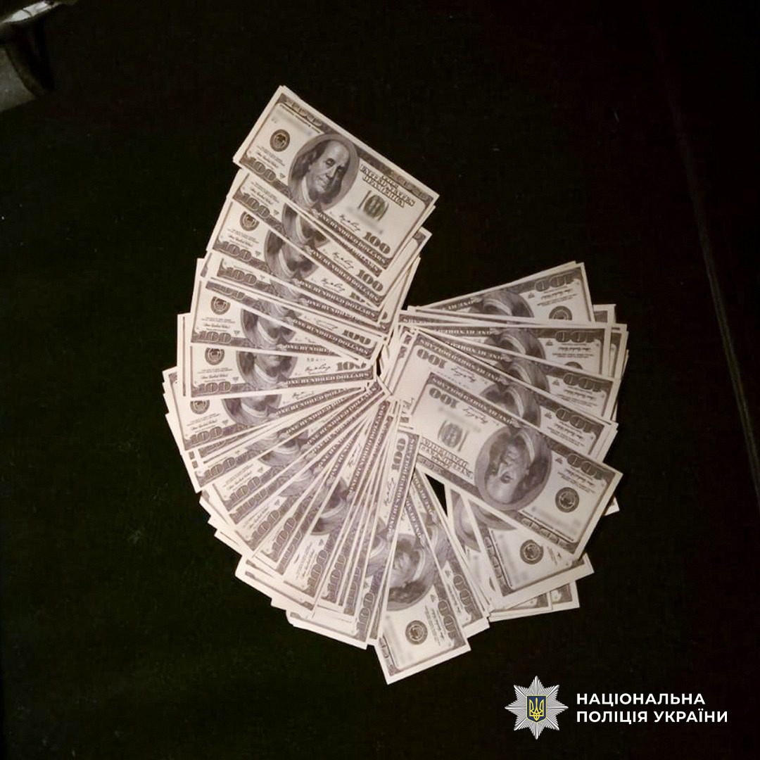У Києві чоловік за 10 тисяч доларів організовував виїзд ухилянтів у складі футбольної команди