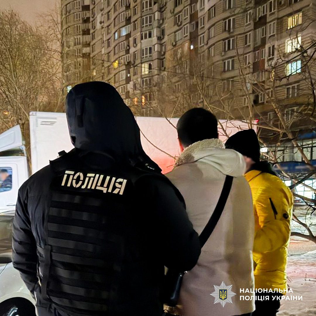 У Києві чоловік за 10 тисяч доларів організовував виїзд ухилянтів у складі футбольної команди