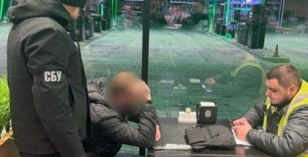 Киянин за 13 тис. доларів обіцяв переправити чоловіка до Угорщини поза пунктом пропуску