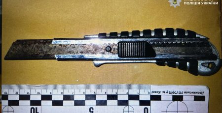 Різанина на зупинці: киянин понівечив обличчя підлітку канцелярським ножем