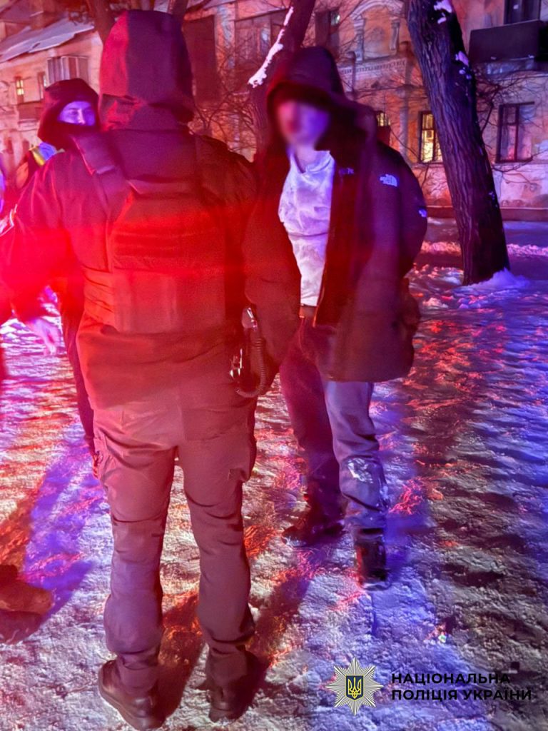 Різанина на зупинці: киянин понівечив обличчя підлітку канцелярським ножем Різанина на зупинці: киянин понівечив обличчя підлітку канцелярським ножем