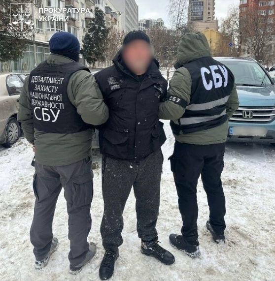 У Києві лікарняний водій продавав зброю - боєприпаси він зберігав на роботі