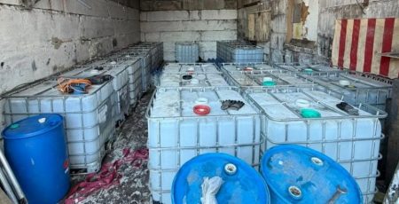 У Києві виявили склади з близько 50 тонн нелегальної спиртової суміші (відео)