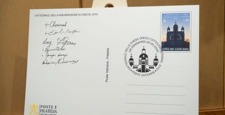 У Ватикані презентували марку із зображенням Патріаршого собору УГКЦ у Києві під час блекауту
