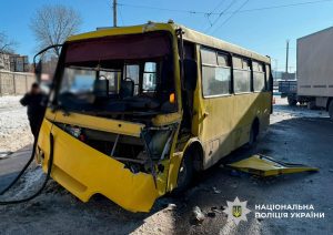 На Кільцевій дорозі в ДТП за участі маршрутки постраждали щонайменше четверо людей (фото)