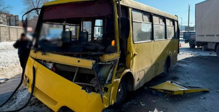 На Кільцевій дорозі в ДТП за участі маршрутки постраждали щонайменше четверо людей (фото)