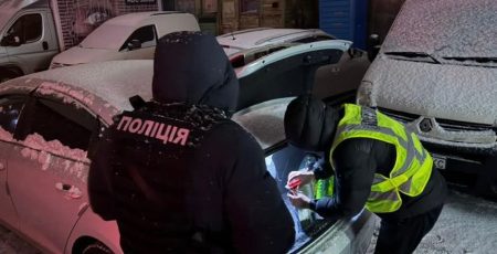 У Києві затримали батька та сина за спробу незаконно переправити чоловіка за кордон за 15 тисяч доларів (фото)