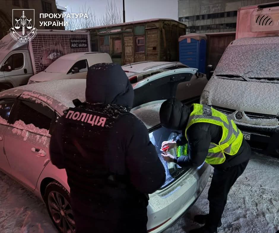 У Києві затримали батька та сина за спробу незаконно переправити чоловіка за кордон за 15 тисяч доларів (фото)