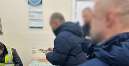У Києві затримали ексмедпрацівника, який вимагав у ветерана ЗСУ 6 тисяч доларів за оформлення інвалідності