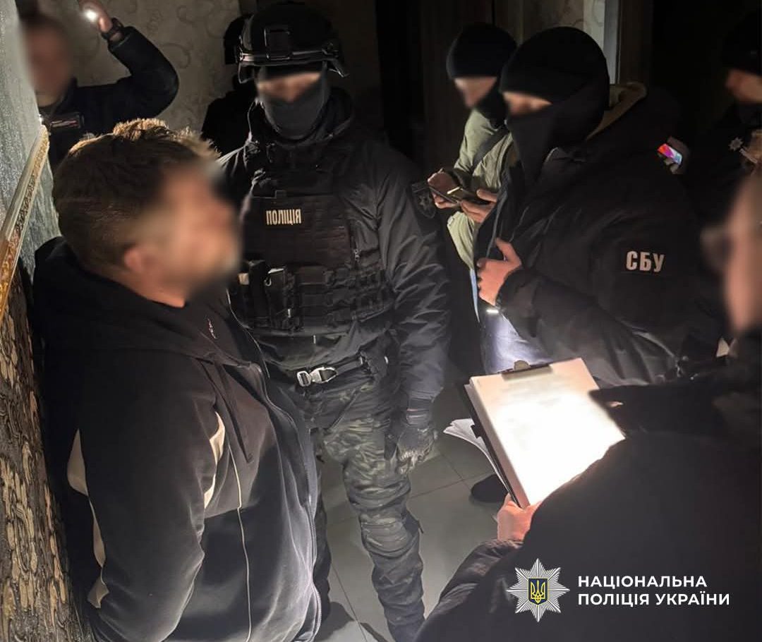 У Києві та області ліквідували міжнародний канал збуту кокаїну: затримано 16 осіб (фото)