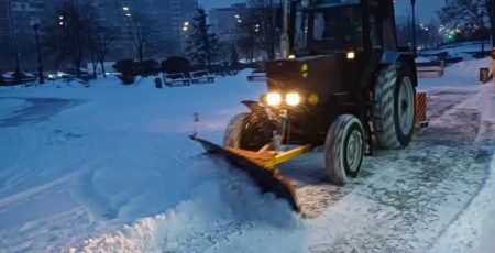 «Київавтодор» прибирає сніг: на вулицях столиці працює 258 одиниць спецтехніки