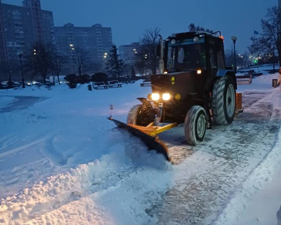«Київавтодор» прибирає сніг: на вулицях столиці працює 258 одиниць спецтехніки