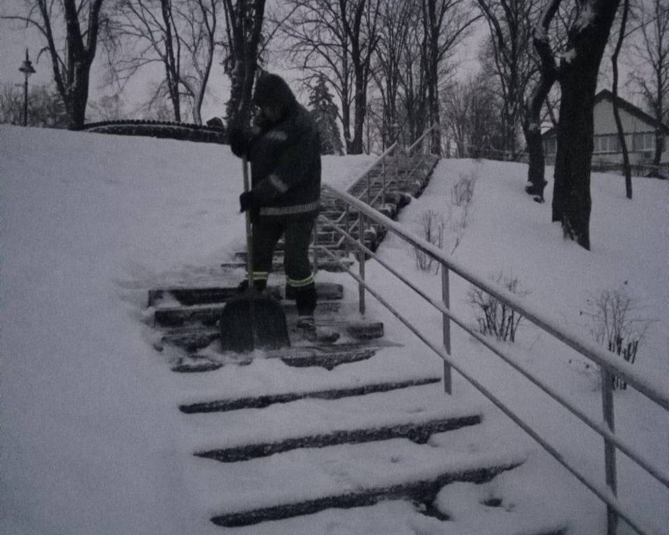 «Київавтодор» прибирає сніг: на вулицях столиці працює 258 одиниць спецтехніки