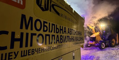 У столиці дві мобільні снігоплавильні установки "переробляють" до 60 тонн снігу за годину (відео)