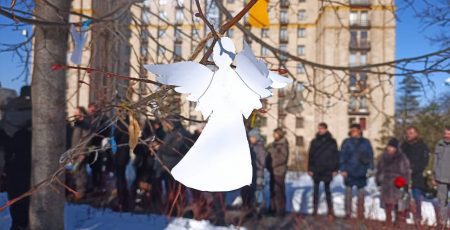 У Києві спільною молитвою та покладанням квітів вшанували пам’ять Героїв Небесної Сотні