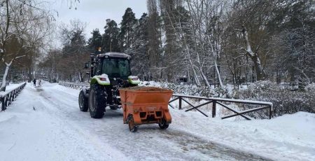 У Києві триває розчищення доріг, тротуарів і прибудинкових територій від снігу: задіяно 435 одиниць техніки