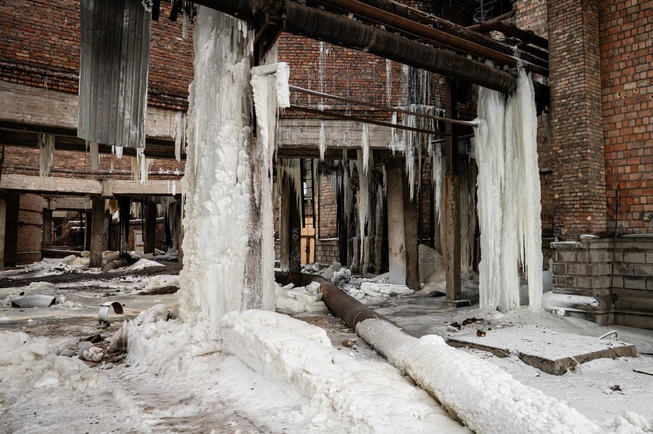 У Києві посли та представники іноземних держав оглянули руйнування Дарницької ТЕЦ (фото)