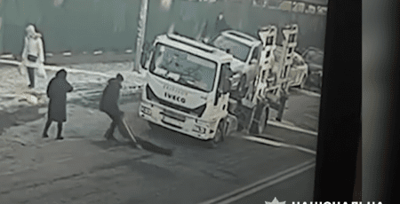 У Києві затримали чоловіка, який побив водія евакуатора та кинув непритомного на вулиці (відео)