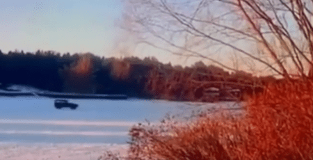 На Київському водосховищі автомобіль із людьми провалився під час дрифту (відео)