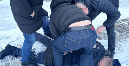 Директора «Освітньої агенції Києва» затримали під час отримання хабаря, який він вимагав з переможця тендеру