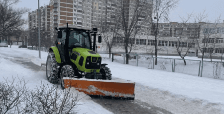 На Київщині та у столиці прогнозують значний сніг: спецтехніка почала протиожеледну обробку доріг