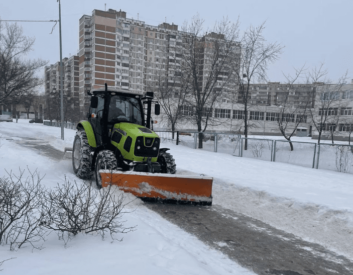 Дороги і тротуари Києва від снігу чистять три сотні одиниць спецтехніки