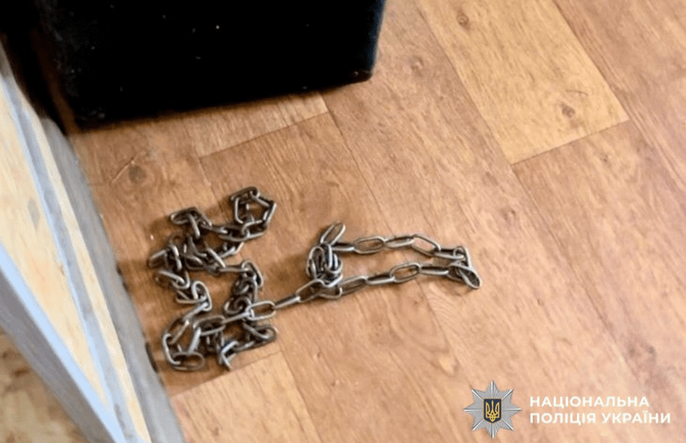 На Броварщині матір-вихователька завдавала фізичного болю дітям та обмежувала в доступі до їжі, питної води та лікам