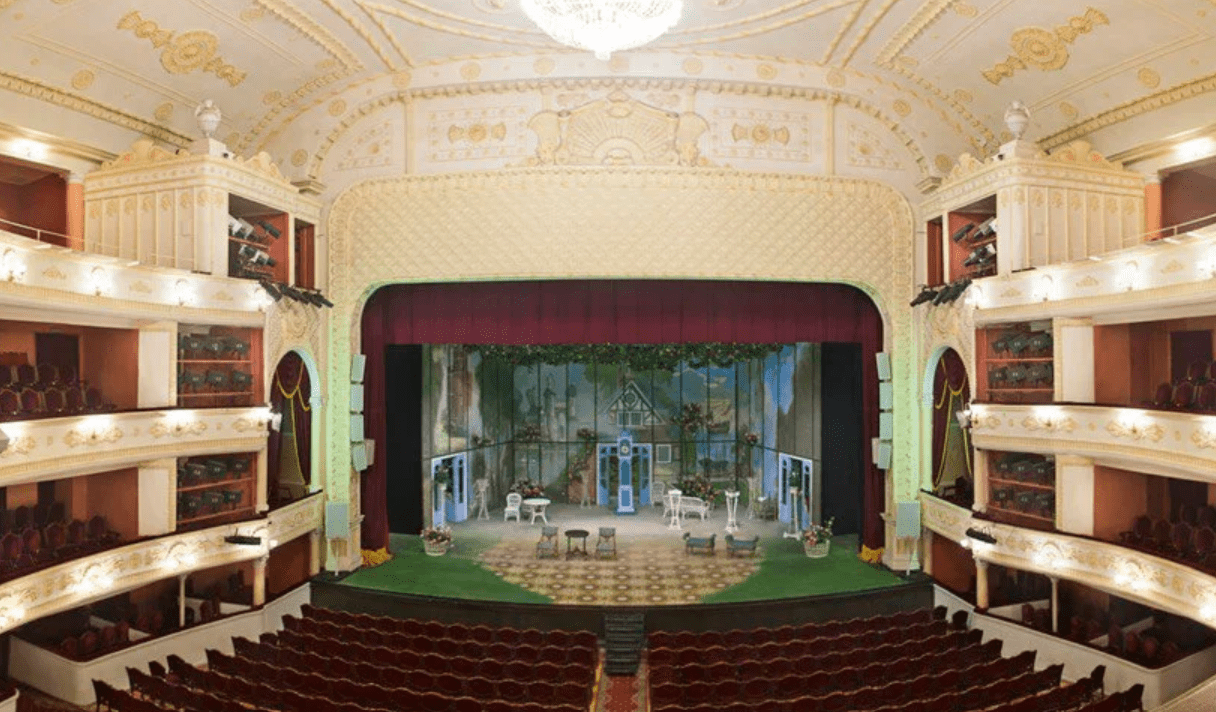 Київський театр Лесі Українки витрить 1,6 млн гривень на оксамит