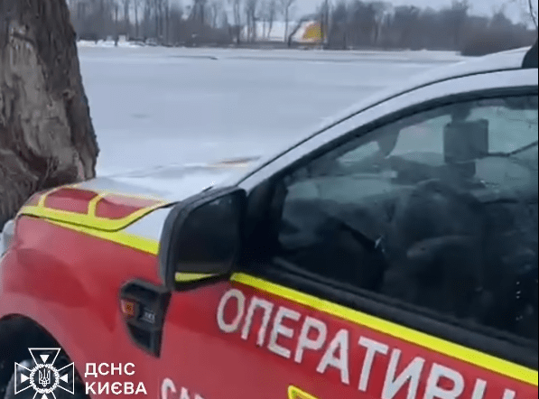 У столиці на річці Десенка під лід провалилися двоє людей - одного хлопця врятували