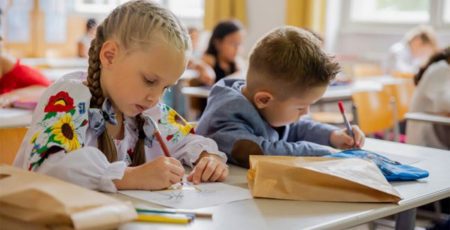 У столиці тимчасово об’єднують школи та садочки, щоб зберегти очне навчання