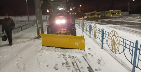 246 одиниць спецтехніки «Київавтодору» з ночі працюють на вулицях міста, - КМДА