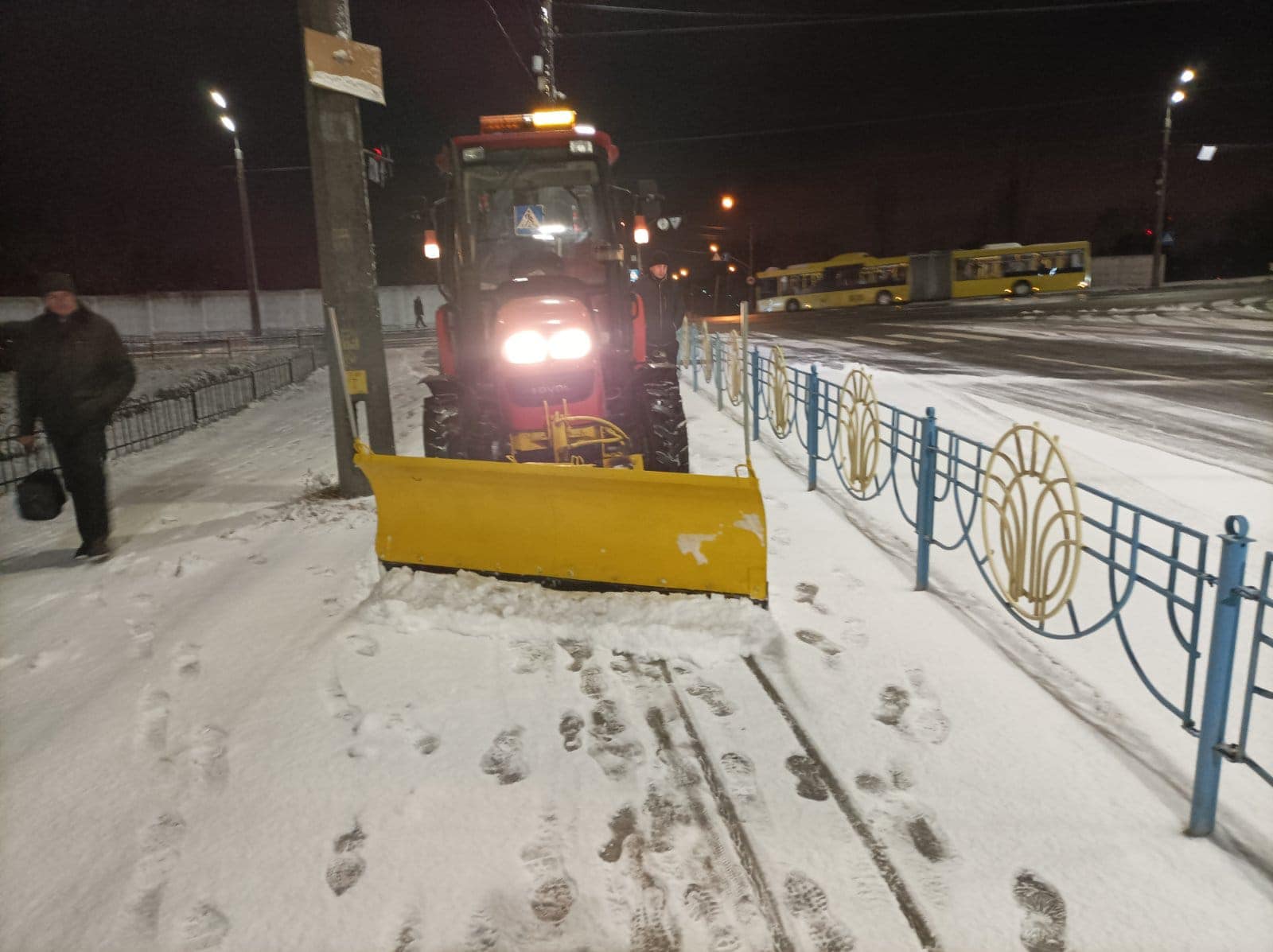 246 одиниць спецтехніки «Київавтодору» з ночі працюють на вулицях міста, - КМДА