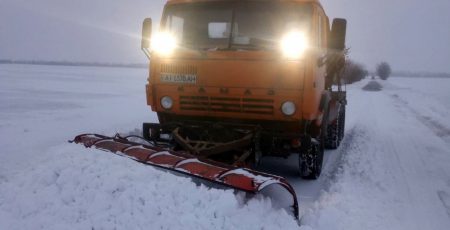 На Київщині до розчищення доріг залучено 181 одиницю спецтехніки